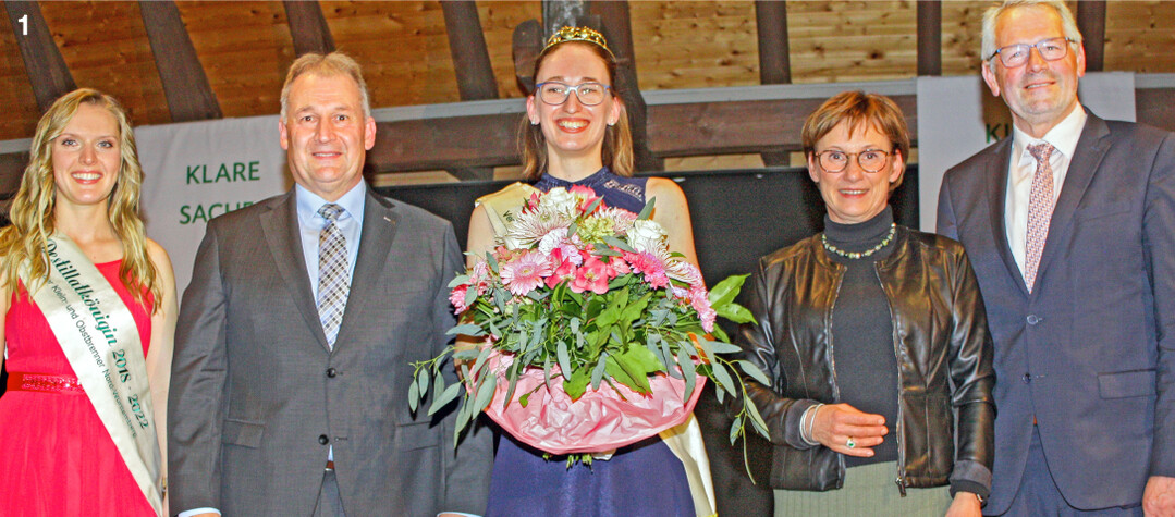 Die neue Destillatk�nigin Lea Klatt, umrahmt von ihrer Vorg�ngerin Vera Bullinger, dem Verbandsvorsitzenden Karl M�ller, Staatssekret�rin Sabine Kurtz und dem Bundesvorsitzenden Alois Gerig.