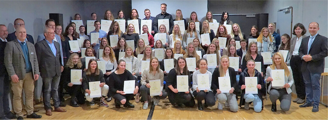 Dr. Ulrich Kraft �berreicht den Absolventinnen und Absolventen im Ausbildungsberuf Pferdewirtin/Pferdewirt ihre Abschlussurkunden sowie den Pferdewirtschaftsmeisterinnen/Pferdewirtschaftsmeistern ihren Meisterbrief. Mit dabei sind berufsst�ndische Vertreter, die die Aus- und Fortbildung im Beruf Pferdewirtin/Pferdewirt f�rdern sowie Vertreter der Beruflichen Schule M�nsingen.