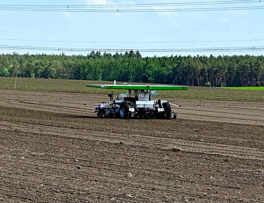 Farmdroid im Test zur Maisansaat.