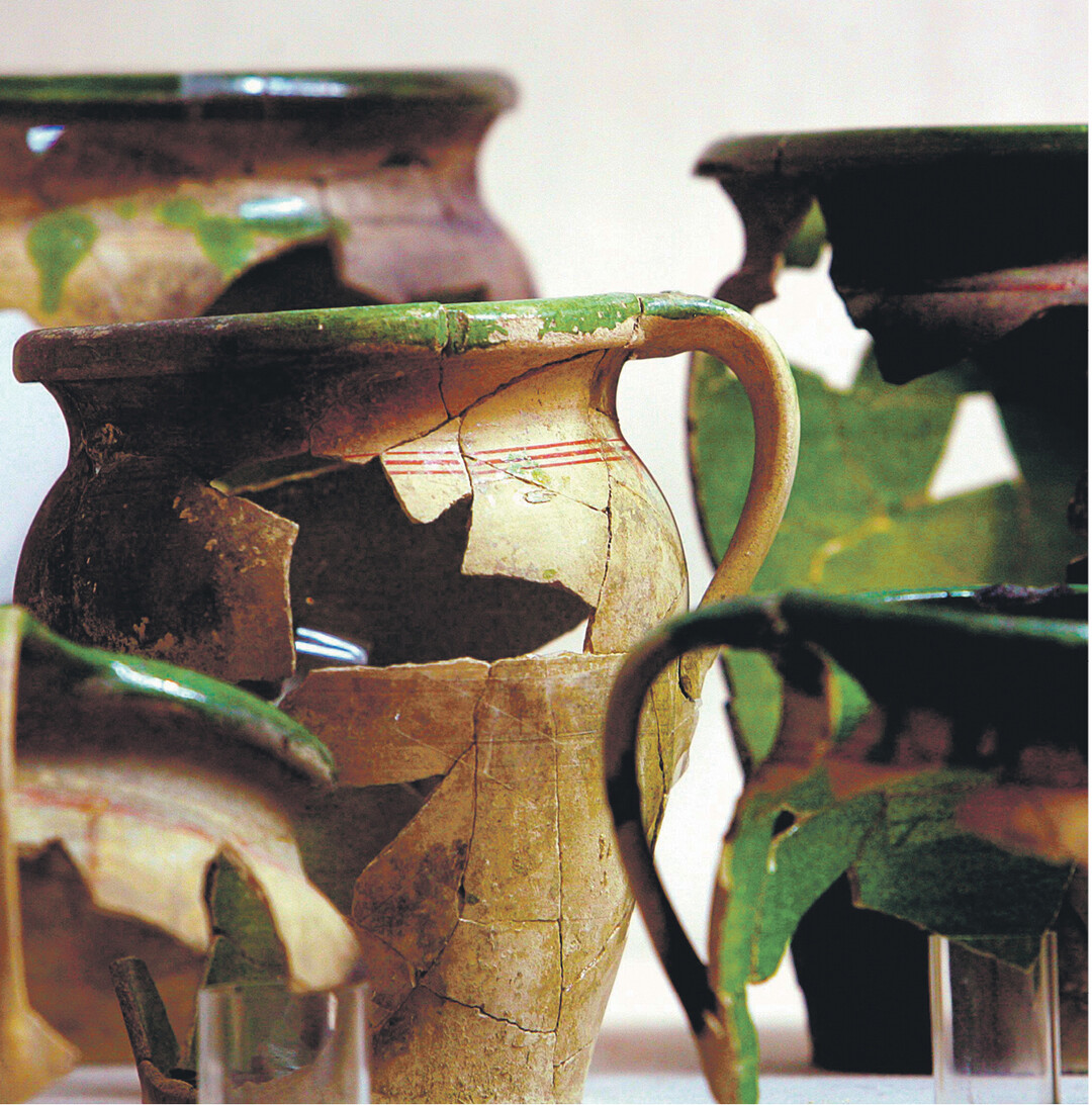 �Ich bin ein Gef��, das Leben enth�lt. Ich bin ein Gef��, das zerbrochen und wieder zusammengef�gt wurde. Ich werde �berdauern!" (Zitat: Barbara Lampe, T�pferin, Oberammergau).