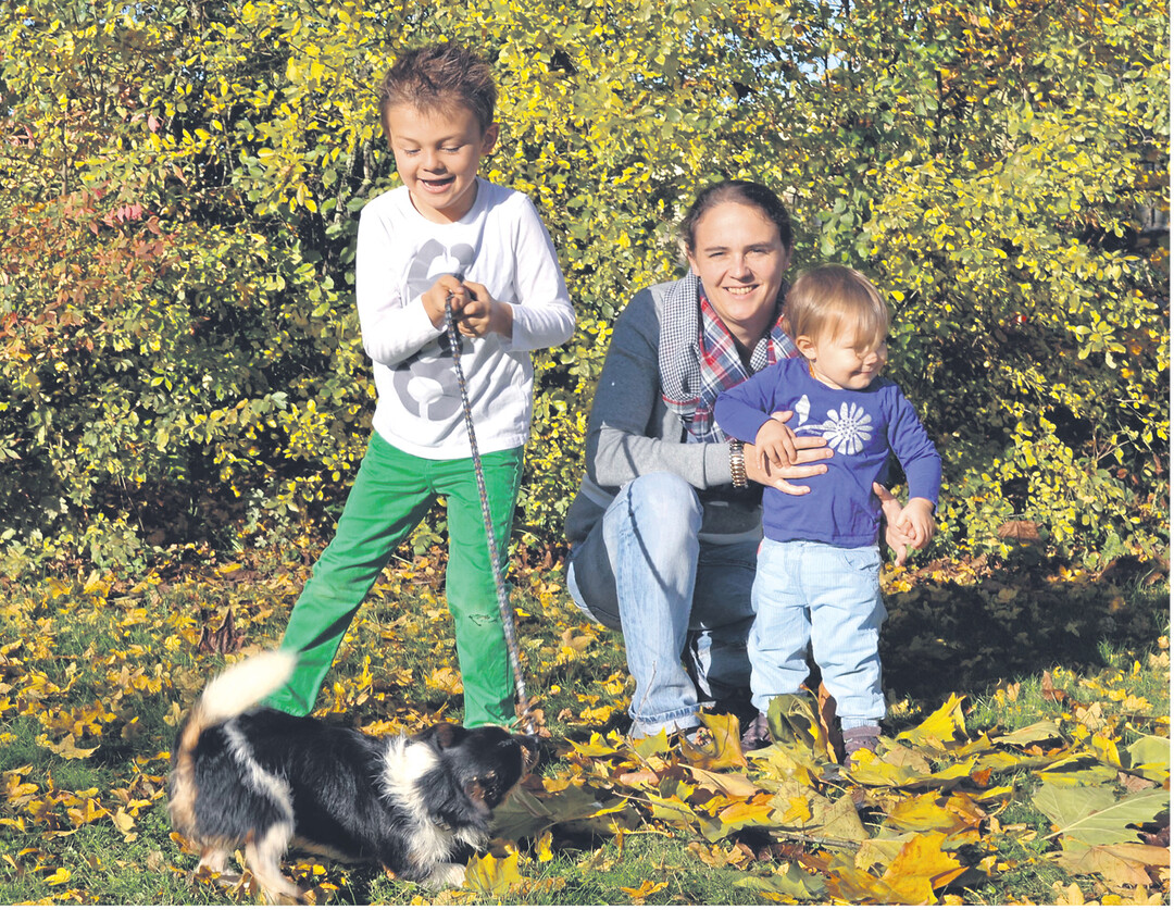 Landwirtschaftsmeisterin Caroline B�cker aus Rot am See f�hrt seit 2011 den elterlichen Betrieb in Form einer GbR mit ihrem Lebenspartner, der selbst noch ein Lohnunternehmen betreibt. 40.000 Puten werden j�hrlich gem�stet und 50 Hektar Acker mit Weizen, Gerste und Raps bewirtschaftet. Der Weizen geht komplett in die Putenmast. Die Mutter von Oliver (f�nf Jahre) und Antonia (eineinhalb Jahre) reitet in ihrer Freizeit gerne. Sie ist Aufsichtsr�tin der �rtlichen Genossenschaft. Aktuell macht die 31-J�hrige eine Ausbildung zur Geburtsbegleiterin f�r schwangere Frauen.