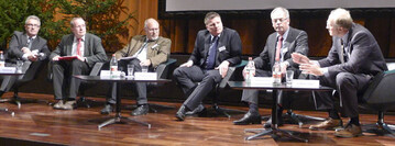 Der Gedanke einer nachhaltigen Holznutzung muss besser als bisher in der Gesellschaft verankert werden. Dar�ber herrschte Einigkeit in der von VSH-Gesch�ftsf�hrer Ludwig J�ger (r.) moderierten Diskussion beim Verbandstag mit (v. l.) Paul Locherer (MdL, CDU), Thomas Reusch-Frey (MdL, SPD), Dr. Friedrich Bullinger (MdL, FDP) und den S�gern Stefan Schmid und Wilhelm Schilling. 