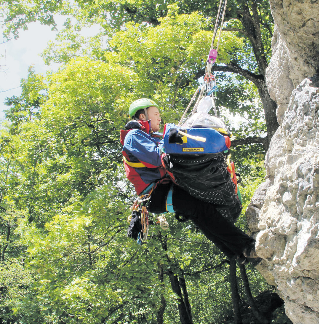 Spektakul�re Eins�tze auf der �Blaulichtmeile": Bei der Stuttgarter Messe �Familie & Heim" k�nnen Sie dieses Wochenende in Halle 4 Rettungskr�fte von DRK, Bergwacht, Technischem Hilfswerk und anderen Organisationen bei ihrer Arbeit beobachten. Modernste Technik kommt zum Einsatz. Am Bildschirm k�nnen Sie gef�hrliche Situationen auf der Stra�e meistern und Ihre Fahrf�higkeit testen. Erstmals gibt es einen M�nnerbereich mit Oldtimern, Testosteron-Camp oder Z�ndapp-Museum der Brauerei Zoller-Hof. Acht Messen f�r die ganze Familie locken noch bis Sonntag.