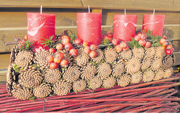 2 Riegel/ 1 W�rfel Trockensteckschaum, Hei�kleber, Splittstab, Kiefernzapfen, Moos, Gr�n von Eiben oder Muschelzypressen, Zier�pfel einzeln und am Zweig, rote Kerze/n