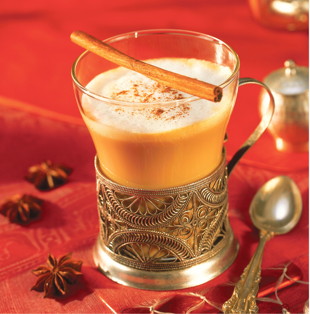 Dieser Gew�rztee w�rmt und schmeckt. F�r 8 Tassen ben�tigen Sie: 6 Tassen Wasser, 4 Tassen Frischmilch, 6 ganze, gr�ne Kardamomkapseln, 4 Nelken, 1 EL Fenchelsamen, 1 TL Anis, 1 Zimtstange, 1/2 TL frische, fein gehackte Ingwerwurzel, 6 EL Zucker, 4 EL Assam-Tee (oder 4 Teebeutel). Alles bis auf den Tee zum Kochen bringen, umr�hren, im offenen Topf eine Minute k�cheln, Tee zugeben, kurz aufkochen und dann auf kleinster Stufe 10 bis 15 Minuten ziehen lassen. Den Gew�rztee durch ein Sieb in Gl�ser gie�en, mit Milchschaum und etwas Zimt dekorieren.