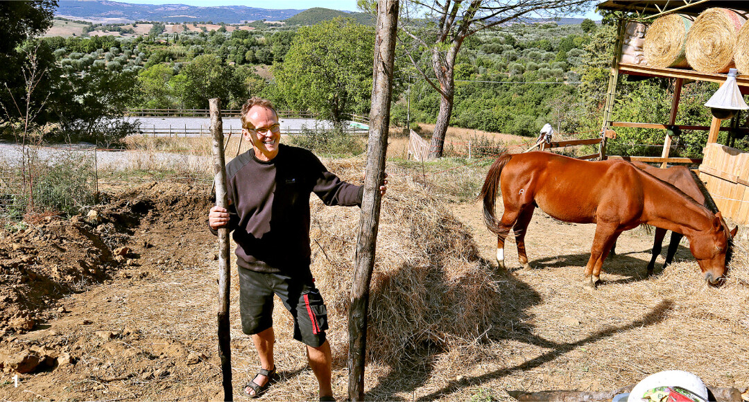 Der Kompost braucht Luft, erkl�rt J�rgen Schr�der den Teilnehmern im Permakulturkurs. Mit dicken Pf�hlen schafft man Luftkorridore. Die gutseigenen Pferde liefern wichtigen Mist f�r den Kompost.