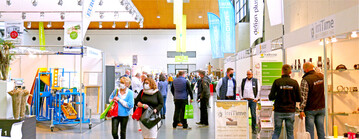 Fast wie fr�her: Besucher in den Messehallen von expoSE und expoDirekt.
