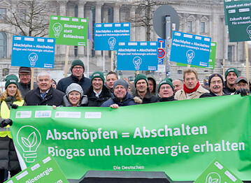 Betreiber von Biogas- und Holzenergieanlagen protestierten diese Woche vor dem Bundestag.