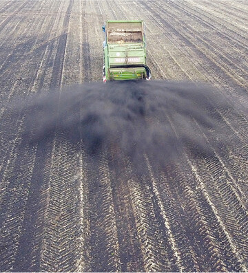 Kompost steigert langfristig den Kohlenstoffgehalt des Bodens erheblich.