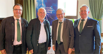 Im Bild von links: Der Vorsitzende im Bezirksverein Karlsruhe, Ulrich Horsch; Dr. Willi Kremer-Schillings, besser bekannt als Bauer Willi"; Aufsichtsratsvorsitzender Vereinigte Hagel, Klaus Mugele und Bezirksdirektor Hans-Ulrich Eppler.
