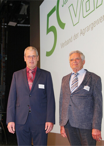 Wilhelm Lohrmann (li.) und Helmut Heydt auf der B�hne in der Filderhalle.