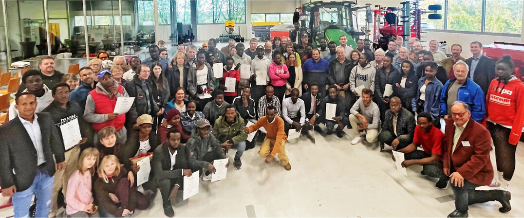 Die kenianischen Praktikanten und ihre Gastfamilien bei der Abschiedsfeier in der Deula in Kirchheim/Teck.