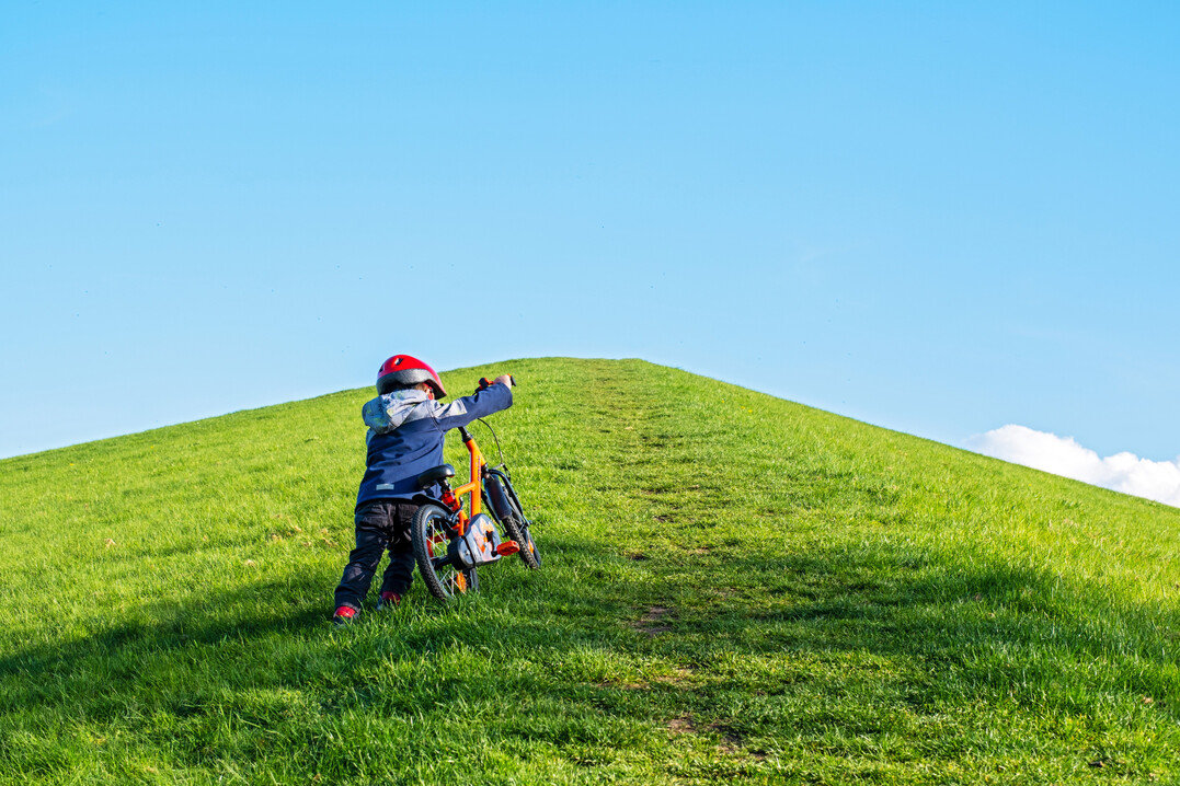 Kinder früh selbständig etwas machen lassen, stärkt und motiviert sie, an sich zu glauben.