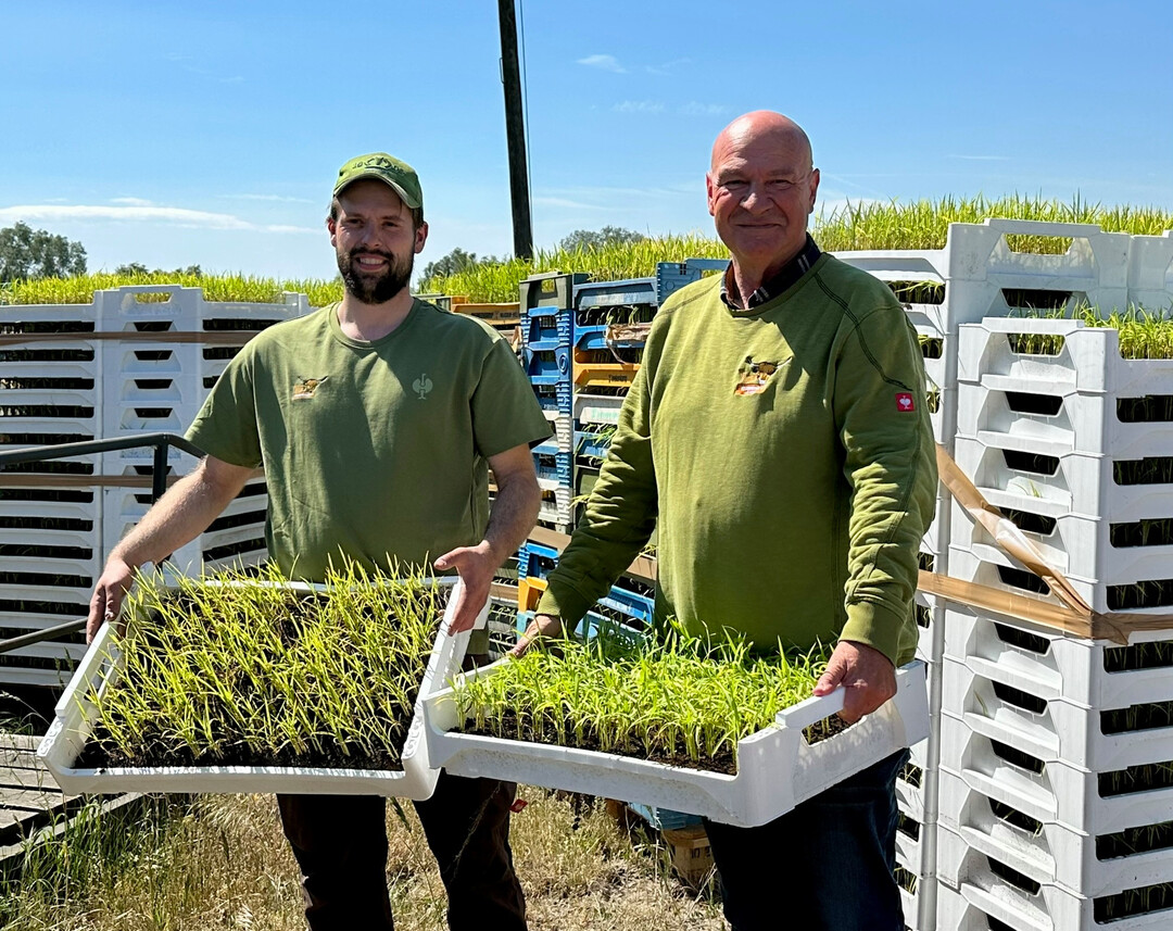 Produktionsleiter Robert J�kel (l.) und Unternehmensbetreiber Guido Leutenegger pr�sentieren stolz die selbst hochgezogenen Setzlinge.