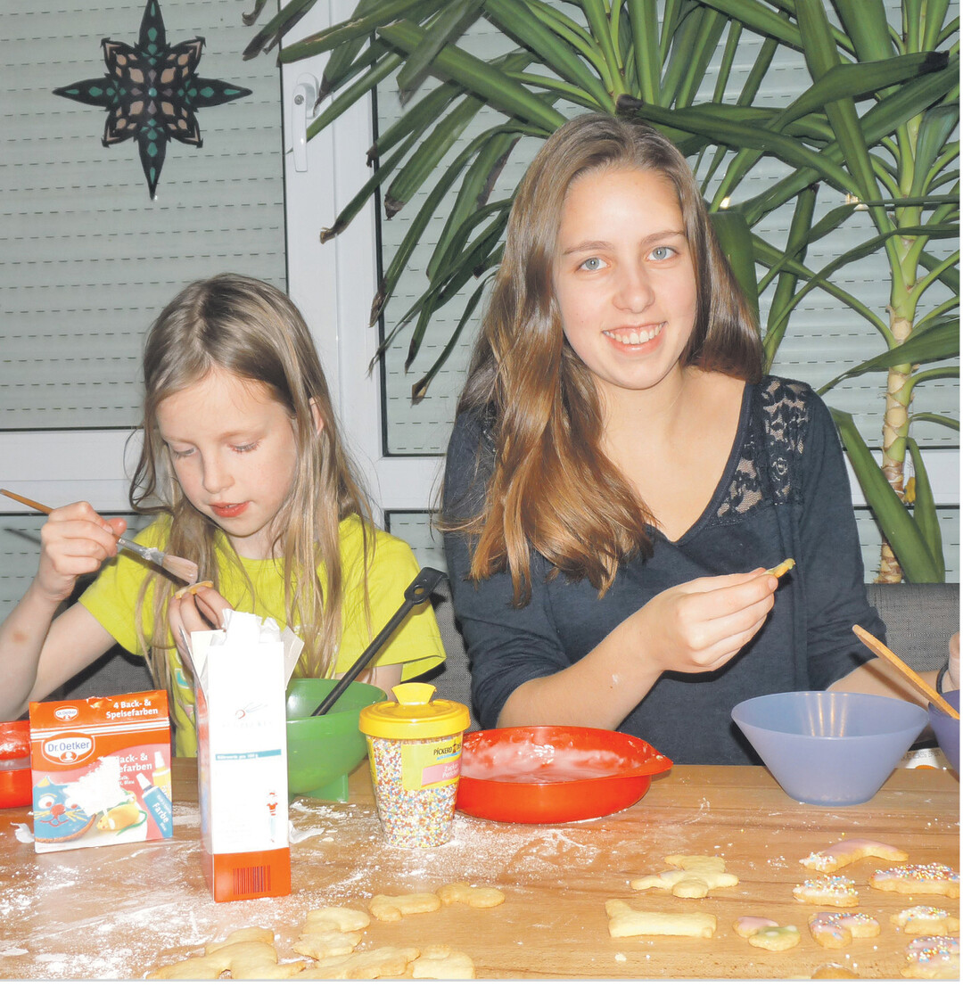 Das Verzieren der Ausstecherle" macht kleinen wie gro�en Kindern Spa�. Anna (links) und ihre Schwester Lisa sind mit Begeisterung bei der Sache.
