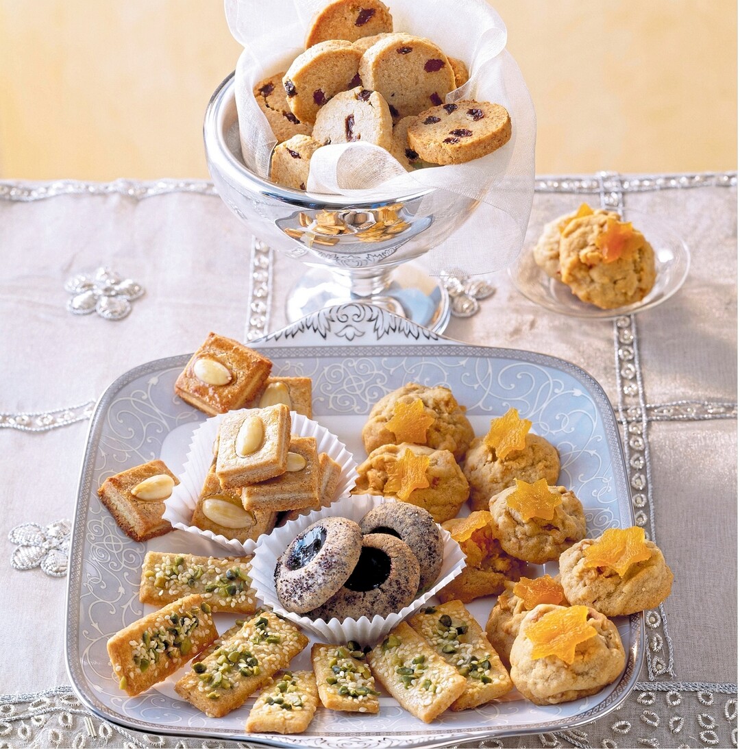 Wer noch nicht mit der Weihnachtsb�ckerei begonnen hat, wird sich jetzt sputen m�ssen, noch drei Wochen sind es bis Weihnachten. Schnell hat man eine sch�ne Auswahl beisammen, wenn ein Grundteig variiert und die Pl�tzchen verschieden dekoriert werden. Auf den folgenden Seiten gibt es Rezepte f�r Stollen und Co.