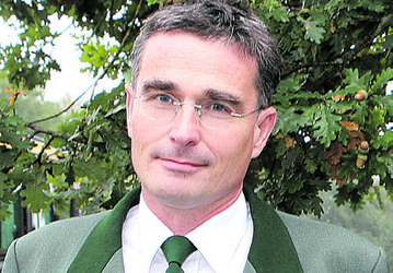 Marijan Gogic leitet das Forstamt Ravensburg. Dabei ist er für insgesamt rund 48.000 Hektar Wald verantwortlich. Außerdem berät er den Landesbauernverband in Baden-Württemberg (LBV) in forstlichen Fragen.