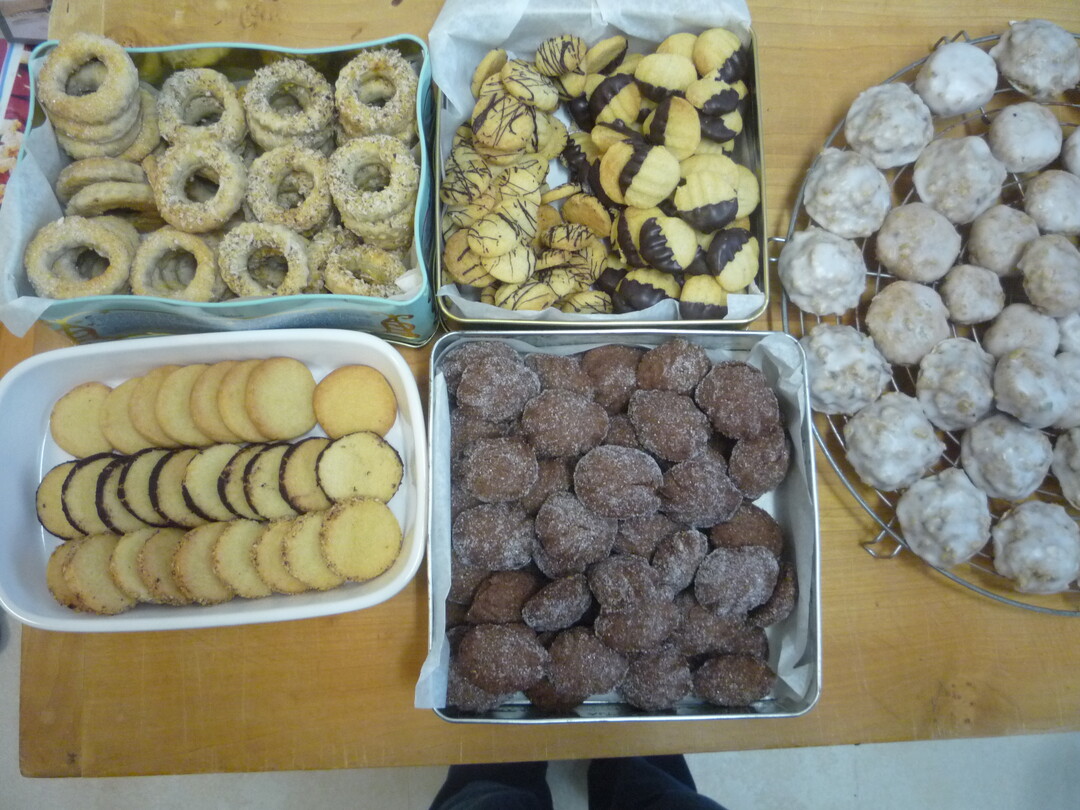 Ein schönes Sortiment (im Uhrzeigersinn): Sauer Sahnekringel, Kardamomkekse, Lebkuchen, Bärentatzen und Mürbteigplätzen aus der Rolle geschnitten.