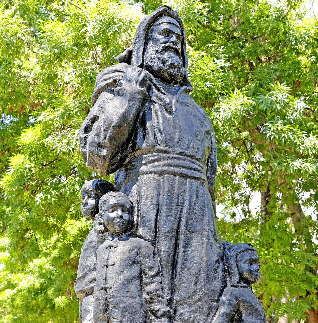 Vom heiligen Nikolaus ist �berliefert, dass er sehr wohlt�tig gewesen sein soll und sogar sein geerbtes Verm�gen an Bed�rftige gegeben hat. Der Brauch, am Nikolaustag Schuhe, Socken und �hnliches zu f�llen, geht auf die �berlieferung der Mitgiftspende f�r drei Jungfrauen zur�ck: Ein Armer Mann konnte seine drei T�chter nicht standesgem�� verheiraten. Ihm blieb keine andere Wahl, als sie zu Prostituierten zu machen. Nikolaus bekam dies mit und warf jedem der drei M�dchen in der Nacht einen Goldklumpen in ihr Zimmer. Diese Statue des heiligen Nikolaus steht im heutigen Demre (Myra) im S�dwesten der T�rkei.