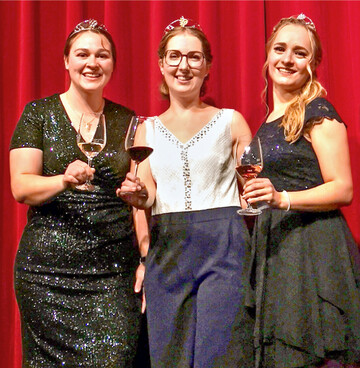 Die neuen Württemberger Weinhoheiten (v.l.n.r.): Weinprinzessin Lisa-Marie Blatt, Weinkönigin Carolin Häußer und Weinprinzessin Birthe Meseke.