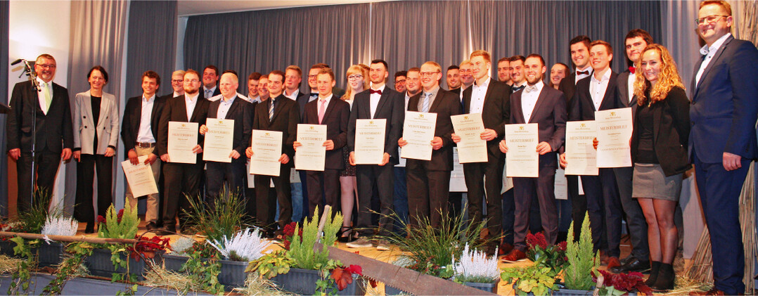 Die Meisterinnen und Meister der Landwirtschaft 2022 mit ihren Meisterbriefen zusammen mit v. l. Dr. Kurt Mezger, Susanne Bay und J�rgen Maurer (v. r.) und Lidia Stuber-Verebelj vom Regierungspr�sidium Stuttgart.