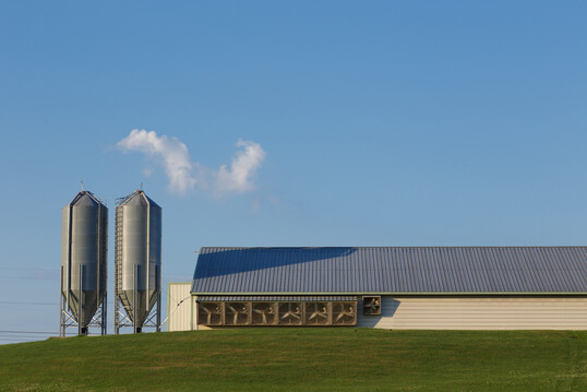 Bei der Genehmigung, dem Bau und dem Betrieb von Tierhaltungsanlagen müssen viele Rechtsvorschriften beachten werden, die sich ständig weiterentwickeln.