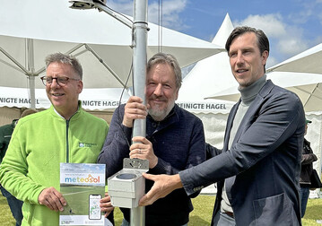 Vorstandsmitglied Thomas Gehrke (l.) und Vorstandssprecher Dr. Philipp Sch�nbach (r.) von der Vereinigten Hagel mit Meteorologe J�rg Kachelmann (M.) auf den DLG-Feldtagen 2024.