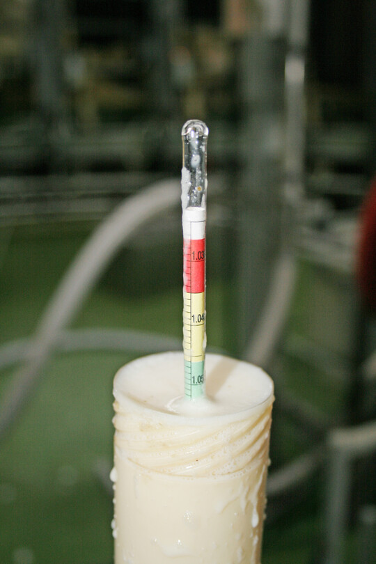 2 Mit einer Kolostrumspindel kann die Qualit�t der Biestmilch einfach �berpr�ft werden.