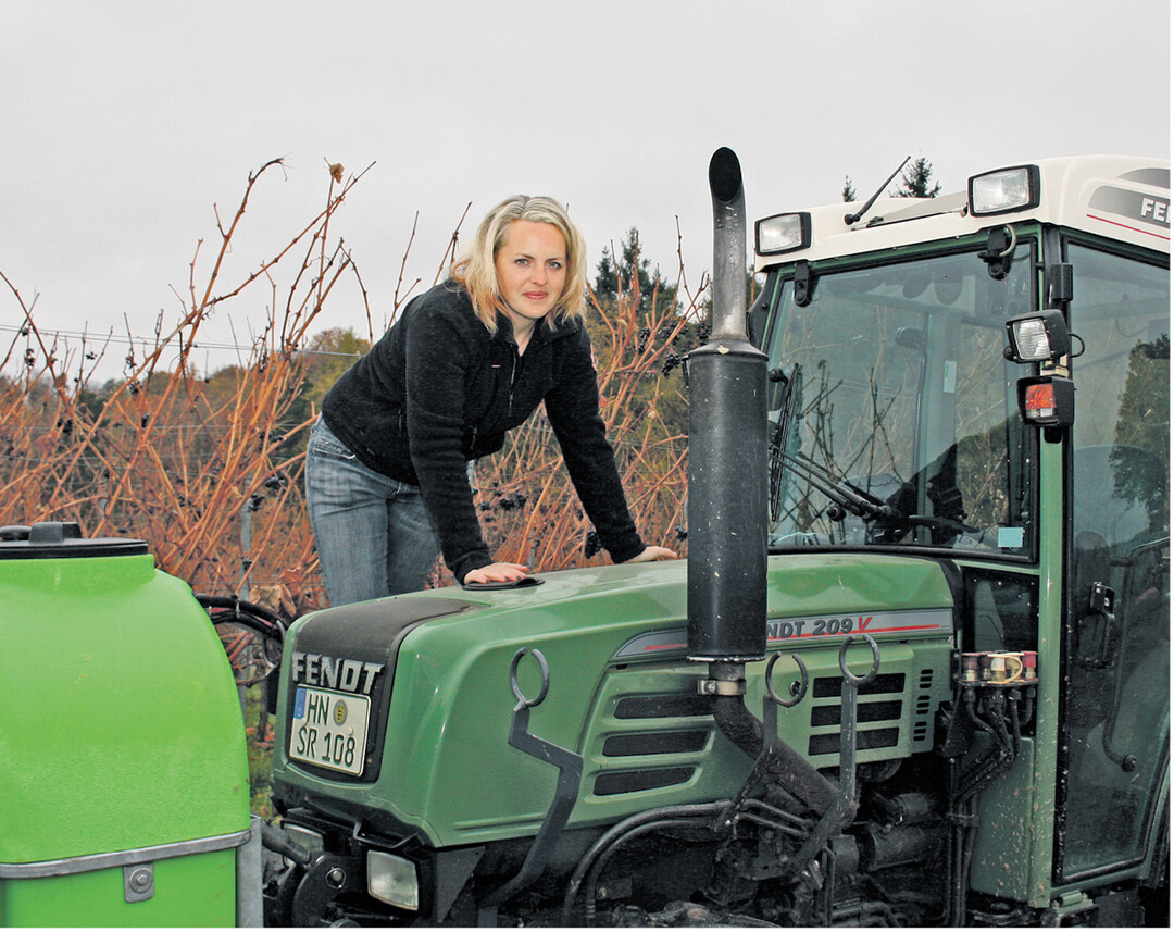 Eine Frau als Betriebsleiterin: Winzerin Sabrina Roth ist Gesch�ftsf�hrerin des Weingut Roth in Happenbach bei Heilbronn. Das traditionsreiche Unternehmen wurde bereits 1867 von ihren Vorfahren gegr�ndet. Au�erdem verdient die Technik begeisterte junge Frau auch als Lohnunternehmerin ihr Geld. &
