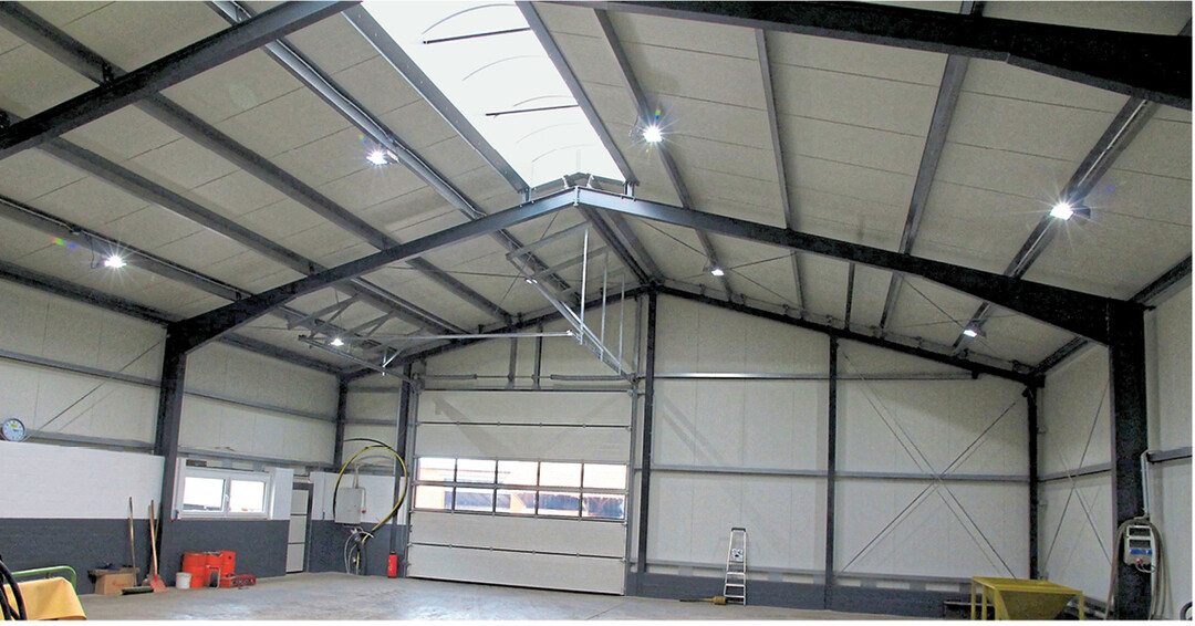 Bei dieser Halle wurde f�r die Belichtung ein Lichtfirst in Kombination mit LED-Strahlern eingesetzt.