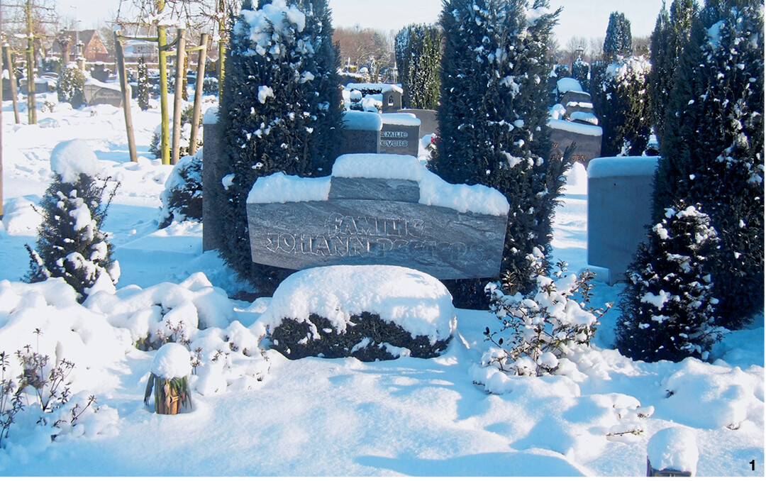 Schnee sorgt f�r eine winterliche Grabdekoration.