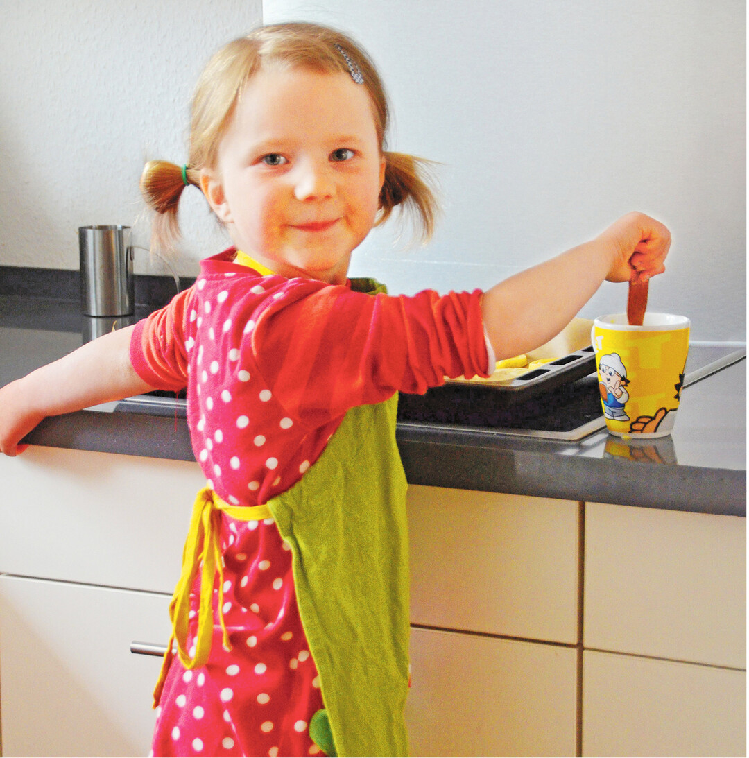 Bei der Weihnachtsb�ckerei sind die Kleinen gerne ganz vorne mit dabei. Auf den folgenden zwei Seiten finden Sie Backrezepte, die flott von der Hand gehen.