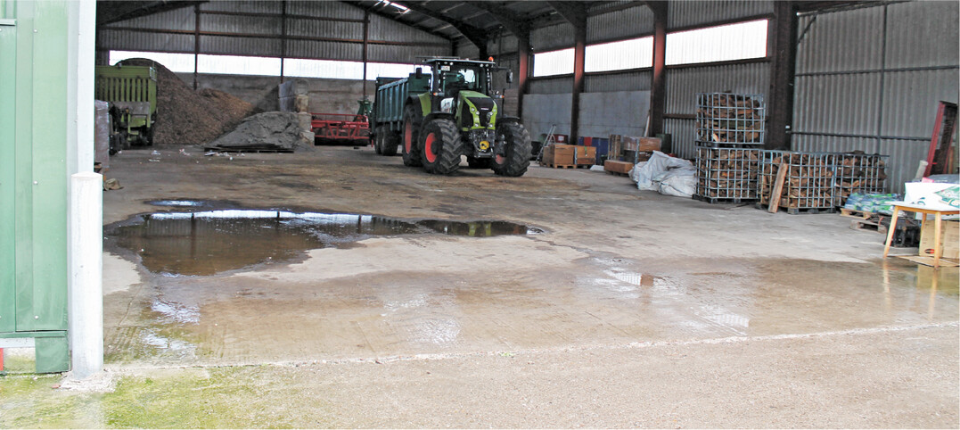 Das Bodenniveau der Halle sollte im Bereich der Einfahrten ein paar Zentimeter �ber dem des Vorplatzes liegen. Ansonsten kann Wasser ins Halleninnere dringen (Foto). Einen zus�tzlichen Schutz erreicht man, indem man hinter dem Tor einen H�henversatz von etwa 1,0 cm in der Bodenplatte einbaut.