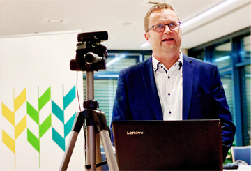 Der Vorsitzende J�rgen Maurer er�ffnete den Online-Bauerntag des Kreisbauernverbandes Schw�bisch Hall-Hohenlohe-Rems mit 100 Teilnehmern.