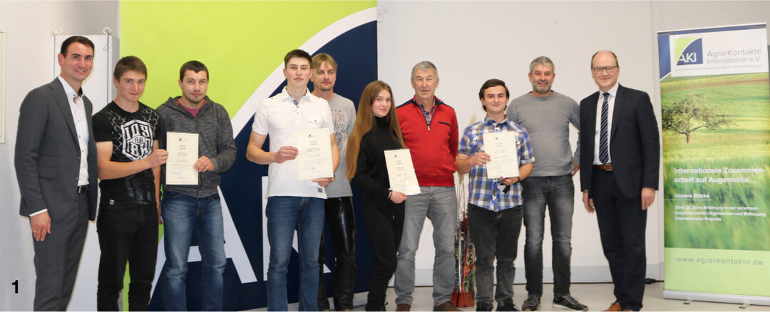 1 Die vier ausgezeichneten Absolventen des Praktikantenprogramms Ukraine mit ihren Gastfamilien sowie AKI-Vorsitzenden Hans-Benno Wichert (r.) und Gesch�ftsf�hrer Falk Kullen (l.).