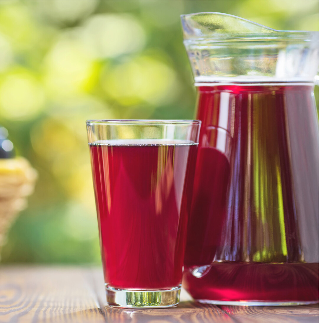 Rote S�fte kurbeln Fettstoffwechsel an Neben all den gehaltvollen und s��en Gen�ssen der Adventszeit r�ckt die ausgewogene Ern�hrung h�ufig in den Hintergrund. Wissenschaftler der Technischen Universit�ten Kaiserslautern und Braunschweig haben interessante Forschungsergebnisse ver�ffentlicht, die zeigen, wie man dem eigenen K�rper ohne viel Aufwand etwas Gutes tun kann. In einer Humanstudie tranken 36 Probanden neun Wochen lang t�glich 750 Milliliter Fruchts�fte aus Aronia, Granatapfel und Cranberry. Die Auswertungen bewiesen erstaunliche Wirkungen der Rots�fte. Der Anteil der fettfreien K�rpermasse war bei den safttrinkenden Teilnehmern deutlich gestiegen. Die Kontrollgruppe, die ein Placebogetr�nk bekommen hatte, wies hingegen signifikante Gewichtszunahmen auf. Die roten S�fte bewirken eine Ver�nderung im Stoffwechsel und wer regelm��ig davon trinkt, nimmt weniger Fett und Kalorien zu sich. Die Ergebnisse geben Hinweise darauf, dass insbesondere die Rotfr�chte Aronia, Cranberry und Granatapfel regulierend in den Fettstoffwechsel des Menschen eingreifen und diesen positiv beeinflussen k�nnen", erkl�rt Prof. Dr. Elke Richling von der TU Kaiserslautern. Wer also den ein oder anderen Gl�hwein durch ein Glas Rotfruchtsaft tauscht, kommt gesund durch die Schlemmerzeit. kb