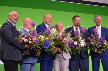 Das neugew�hlte Pr�sidium des Deutschen Bauernverbandes: (v.l.) Torsten Krawczyk, Karsten Schmal, Pr�sident Joachim Rukwied, Susanne Schulze Bockeloh (wird 2026 gew�hlt), Dr. Holger Hennies und G�nther Fel�ner.