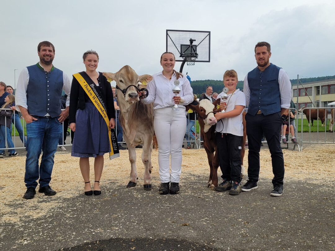 Vorf�hrsiegerin �jung� Christine H�rmann, Kirchdorf, vor dem Reservesieger Ben Nagler aus Reutlingendorf mit einem Kalb vom Betrieb Scheuing.