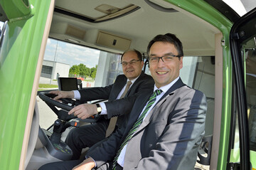 Bundeslandwirtschaftsminister Christan Schmidt (l.) und Roland Schmidt (Marketing Direktor AGCO/Fendt) unterwegs mit einem Fendt 939 Vario.
