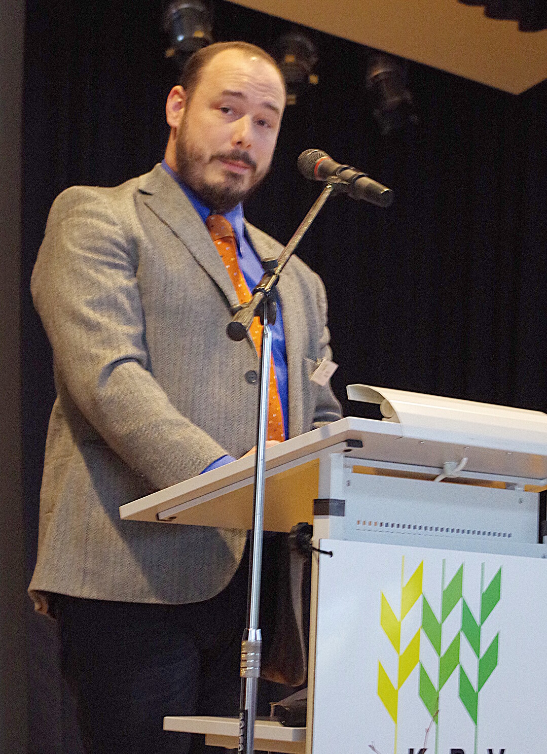 Geschäftsführer Mathias Linsenmann trägt den Geschäftsbericht 2016 vor.