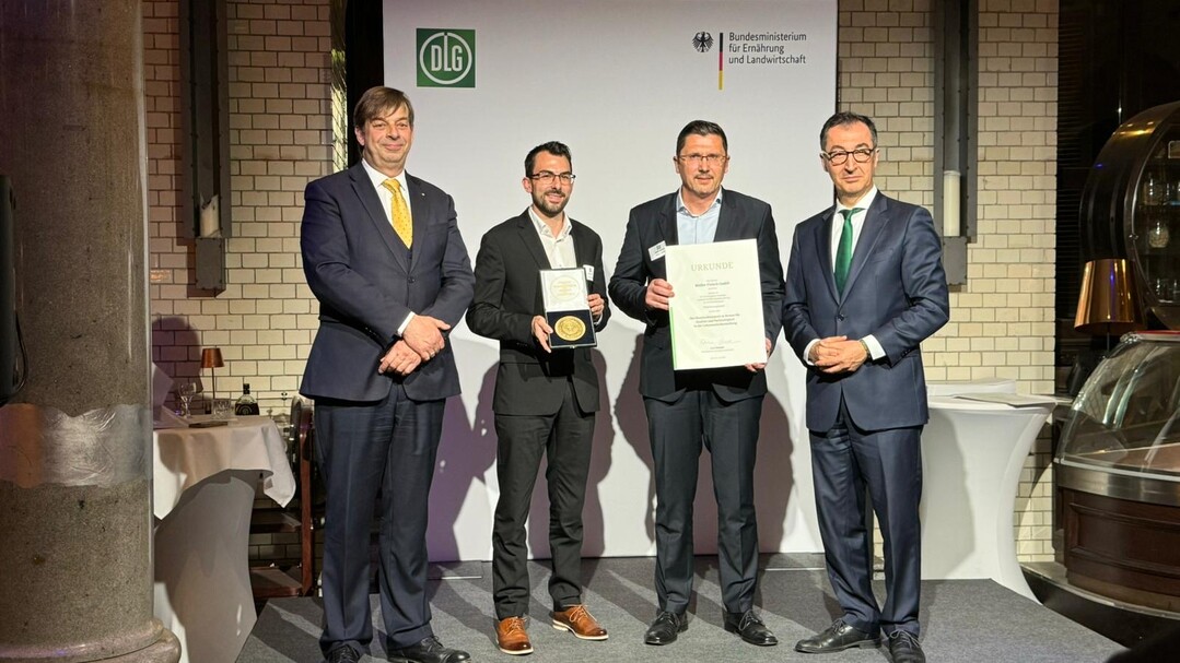 Die Urkunde, sowie die Medaille des Bundesehrenpreises wurde durch Bundeslandwirtschaftsminister Cem Özdemir im Beisein von DLG Präsident Hubertus Paetow an Steffen Malke, Geschäftsführer Produktion Müller Fleisch (2.v.r.) sowie Dennis Kumpf, Leitung der Qualitätssicherung (2.v.l.) überreicht.