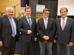 Eberhard Hartelt, Umweltbeauftragter des DBV (2. v. l.), findet beim Kreisbauerntag Göppingen am 28. März 20219 in Wäschenbeuren mit seiner Rede über Natur und Landwirtschaft interessierte Zuhörer. Mit ihm freuen sich (v. l.) Kreisvorsitzender Hermann Färber, Landrat-Stellvertreter Jochen Heinz und Bürgermeister Karl Vesenmaier.