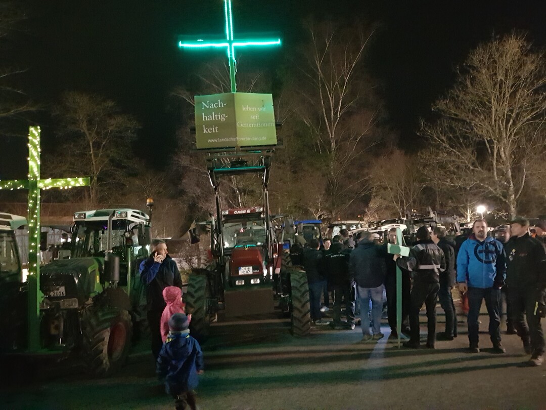 Flankiert wurde die Veranstaltung durch einen Schlepperaufmarsch vor der Rotachhalle, der kurzfristig von der Vereinigung "Land schafft Verbindung" organisiert wurde.  