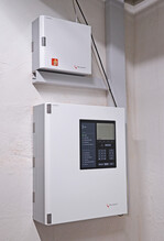 Alarmmeldungen laufen in der Brandmeldezentrale des Betriebs auf.