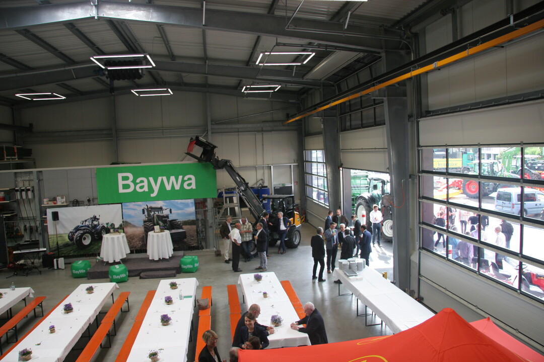 In der Halle, hier für die Eröffnung umgestaltet, können je nach Größe der zu reparierenden Fahrzeuge bis zu zehn Arbeitsplätze eingerichtet werden.