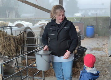 Landwirtin Hanna Schoel hat sich auch in ihrer zweiten Schwangerschaft einen Betriebshelfer �ber die SVLFG organisiert.