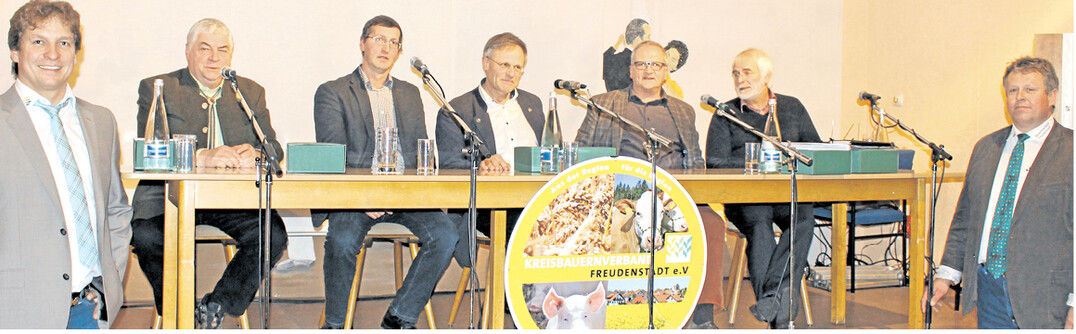 Den Milchmarkt voranbringen hie� das Motto auf der offenen Delegiertentagung. Es diskutierten (v. l.) Hans Epp, Vorsitzender Milchpr�fring Bayern; Norbert Mast, Mitglied im Landesvorstand des Bundesverbandes Deutscher Milchviehhalter; Gerhard Glaser, LBV-Vizepr�sident; Omira-Gesch�ftsf�hrer Ralph Wonnemann und Michael Rebmann, Dorfk�serei Geifertshofen. Die Gespr�chsleitung hatte Stefan Sch�fer (l.) und Gerhard Fassnacht, KBV-Freudenstadt (r).