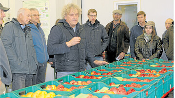 Aus der F�lle gepr�fter Sorten stellt Dr. Ulrich Mayr (4. v. l.) interessante Neuheiten vor.
