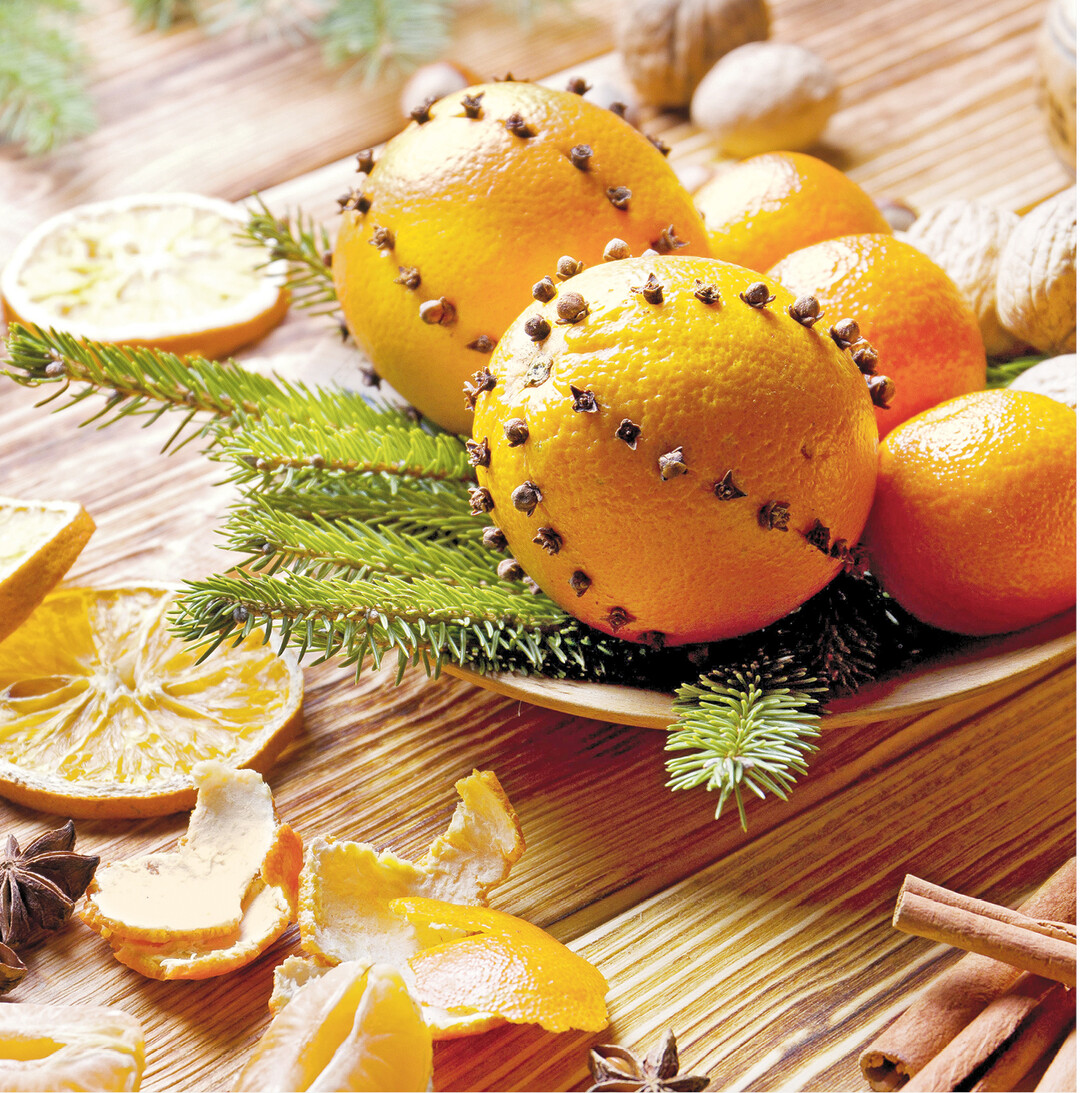 Diese Dekoration mit Orangen und Nelken ist schnell gesteckt und sie verstr�mt Duft und Weihnachtsatmosph�re, ebenso wie Sternanis und Zimtstangen. Orangenscheiben lassen sich gut trocknen und sind gleichfalls dekorativ.