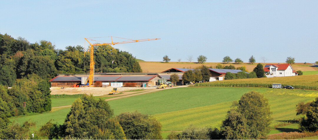 Blick auf den Sonnenhof: Beim Baukran wird der neue Stall errichtet.